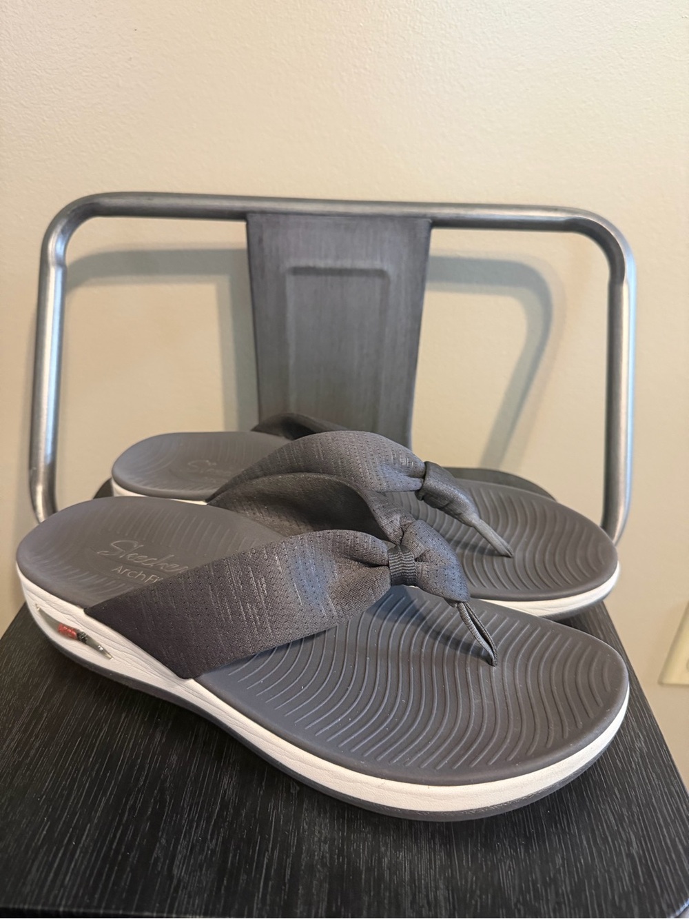 Skechers Arch Fit Sunshine Flip Flops Gray Size 10